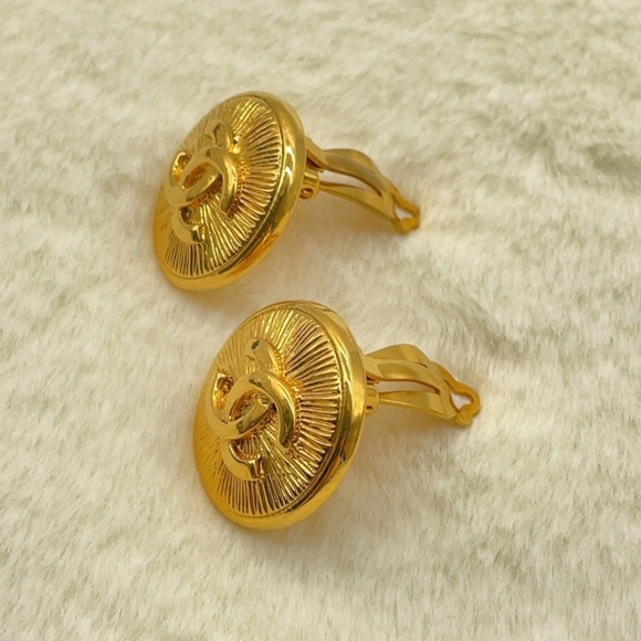 100%AUTHENTIC CHANEL COCO Mark Earring Plated Gold - Picture 6 of 12